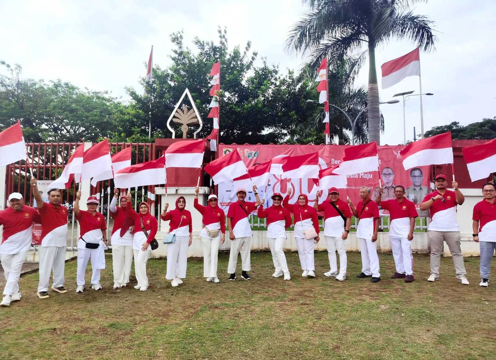 Foto bersama dengan Para kepala Dinas pada acara Kirab Bendera Merah Putih dengan Bupati, Wakil Bupati, Forkopimda dan peserta Kirab Bendera Merah Putih Kabupaten Bogor.